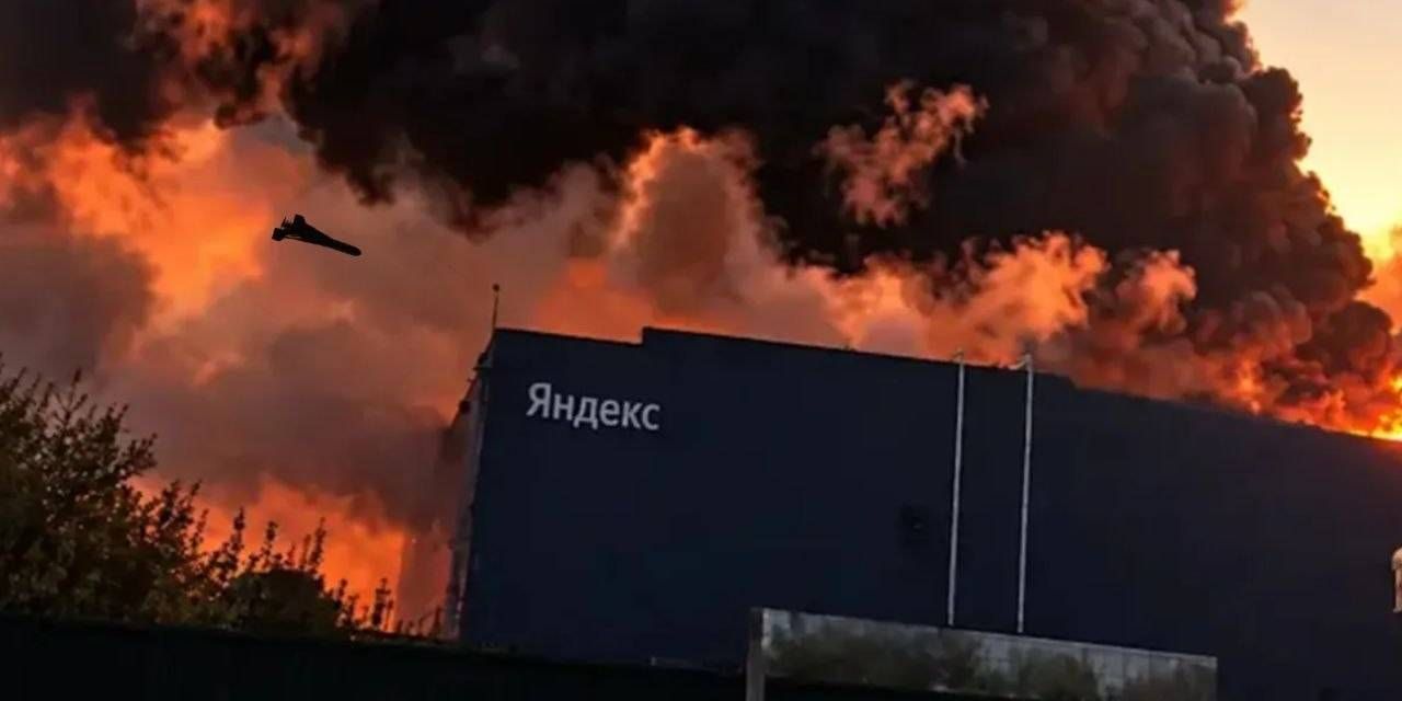 Montaje ilustrativo: un dron superpuesto sobre la imagen de un edificio con el logo de Yandex en cirílico, con llamas y humo negro detrás