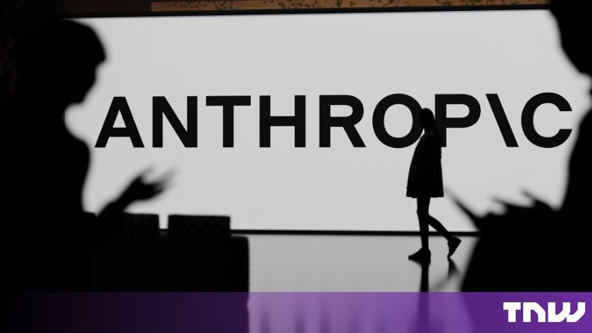 Silueta de una persona caminando frente a una pantalla blanca con el logo de Anthropic en letras negras