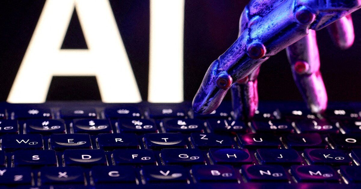Mano de un robot de metal con reflejos violetas sobre un teclado, frente a las letras AI iluminadas