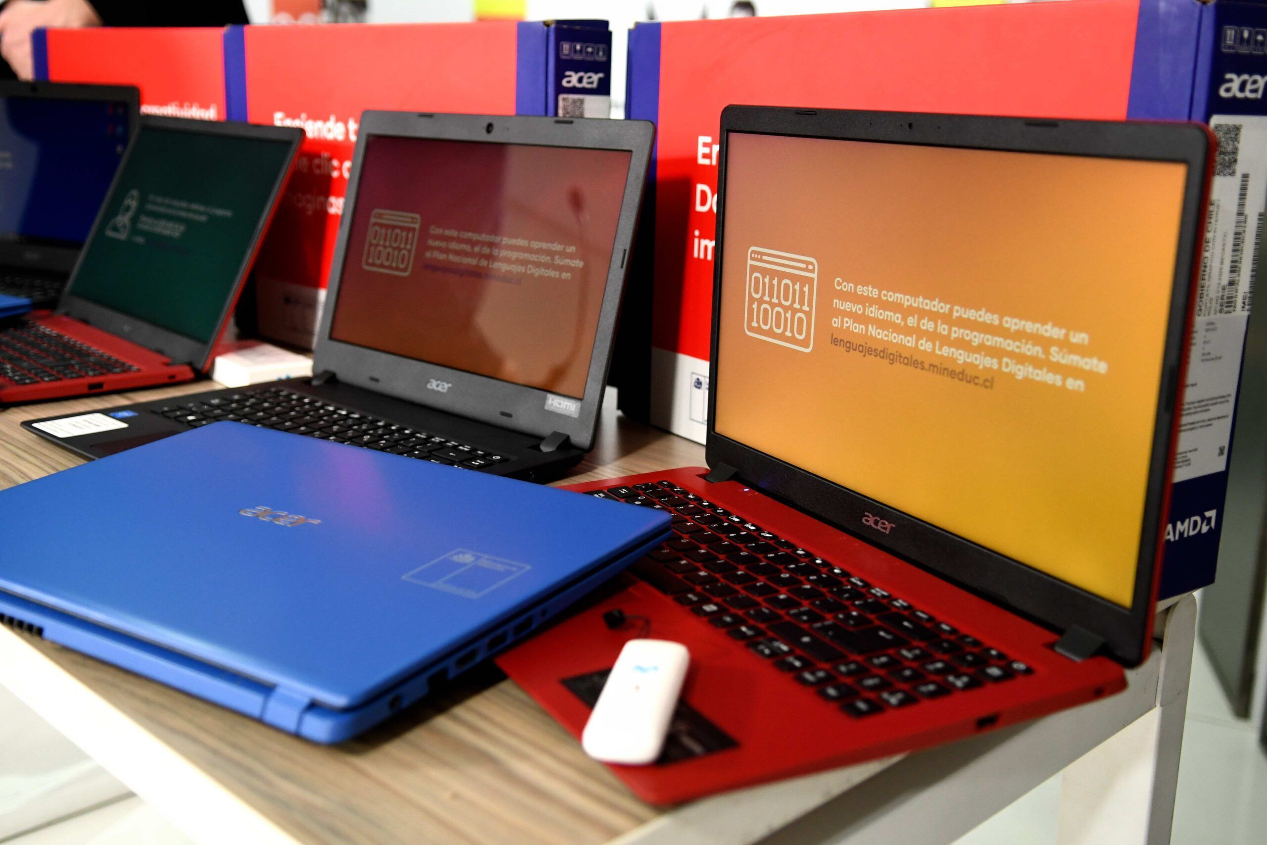 Computadores portátiles entregados por el Ministerio de Educación de Chile en el marco de las Becas TIC de la Junaeb