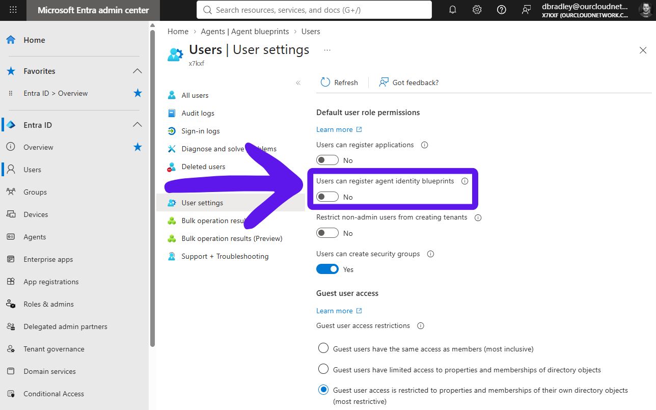 Configuración de usuario en el centro de administración de Microsoft Entra, con la opción para que los usuarios registren plantillas de agentes señalada con una flecha