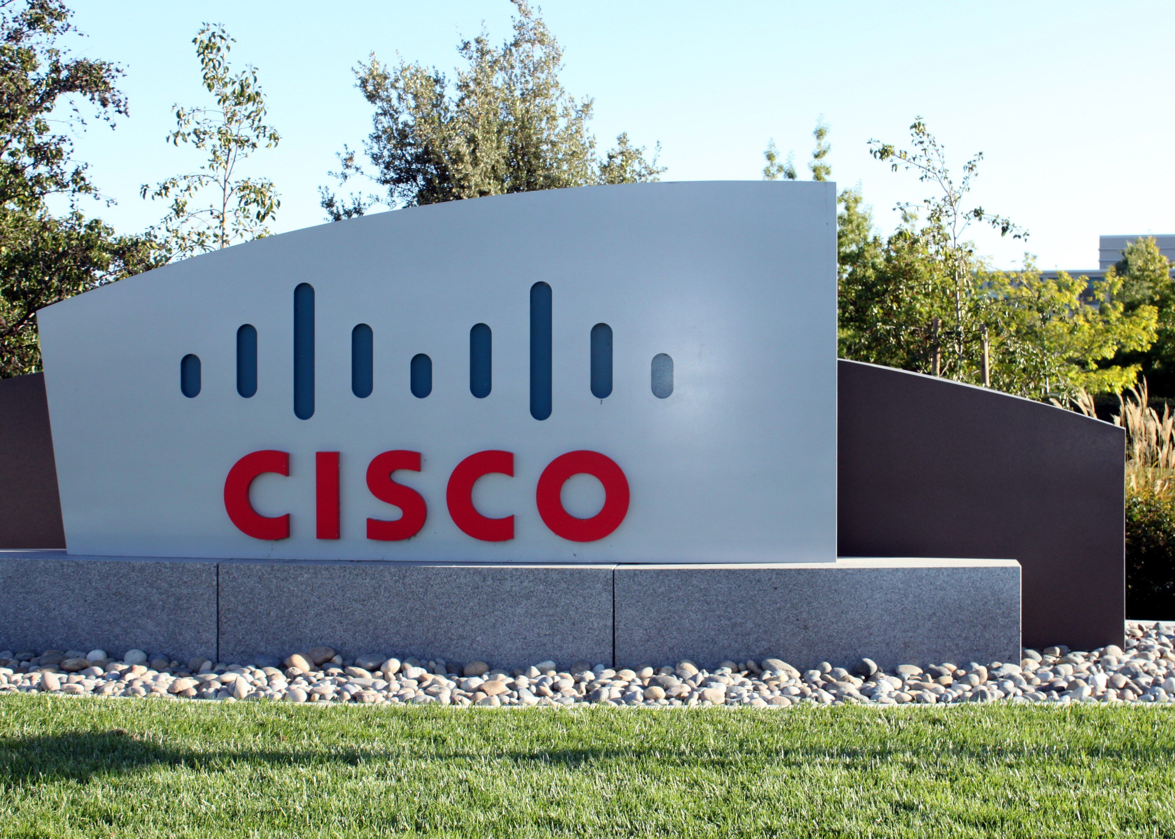Cartel con el logo de Cisco en el campus de la empresa en San José, California