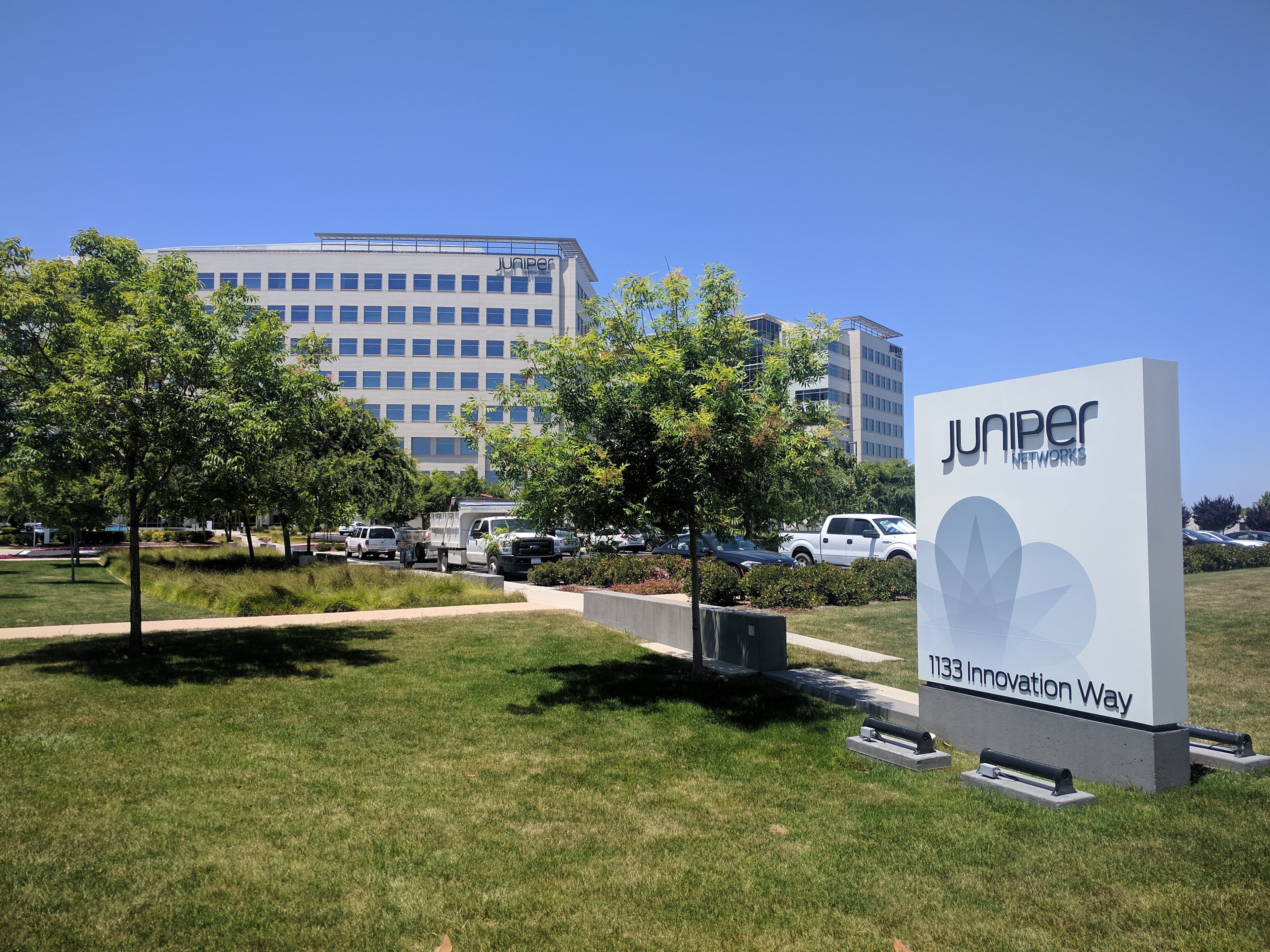 Cartel de Juniper Networks frente a su campus corporativo en Sunnyvale, California