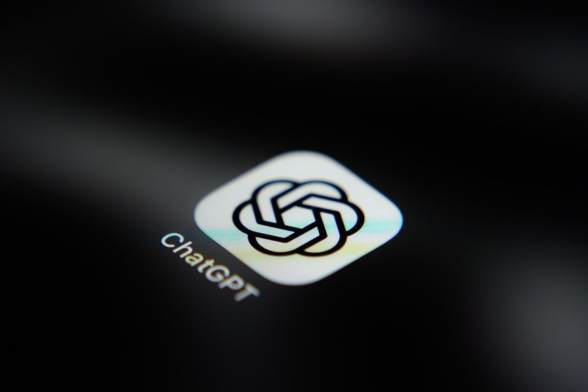 Pantalla de un teléfono con el ícono de la aplicación ChatGPT
