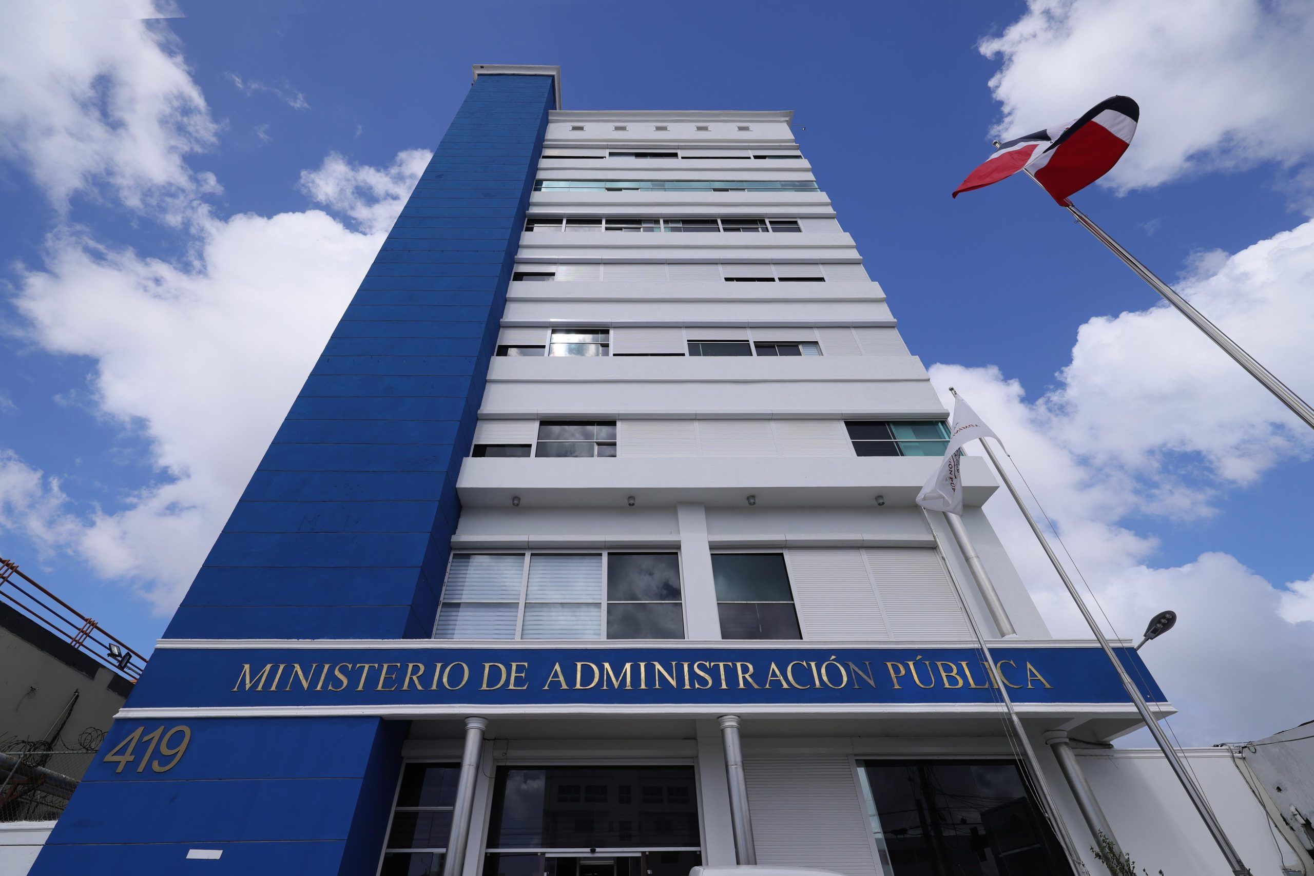 Fachada del edificio del Ministerio de Administración Pública de República Dominicana, con la bandera dominicana