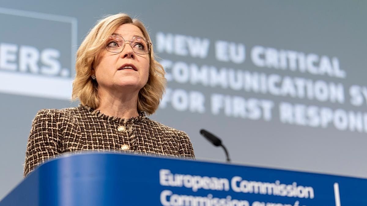 Henna Virkkunen, vicepresidenta ejecutiva de la Comisión Europea, habla en un atril de la Comisión