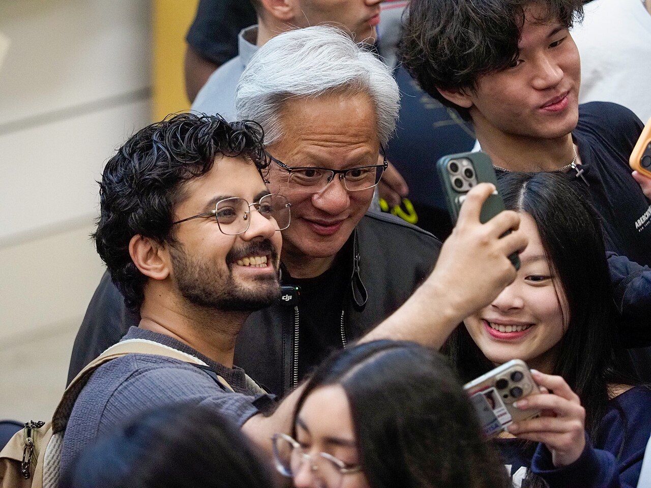 Jensen Huang, director ejecutivo de Nvidia, posa para fotos con estudiantes en la Universidad de Stanford
