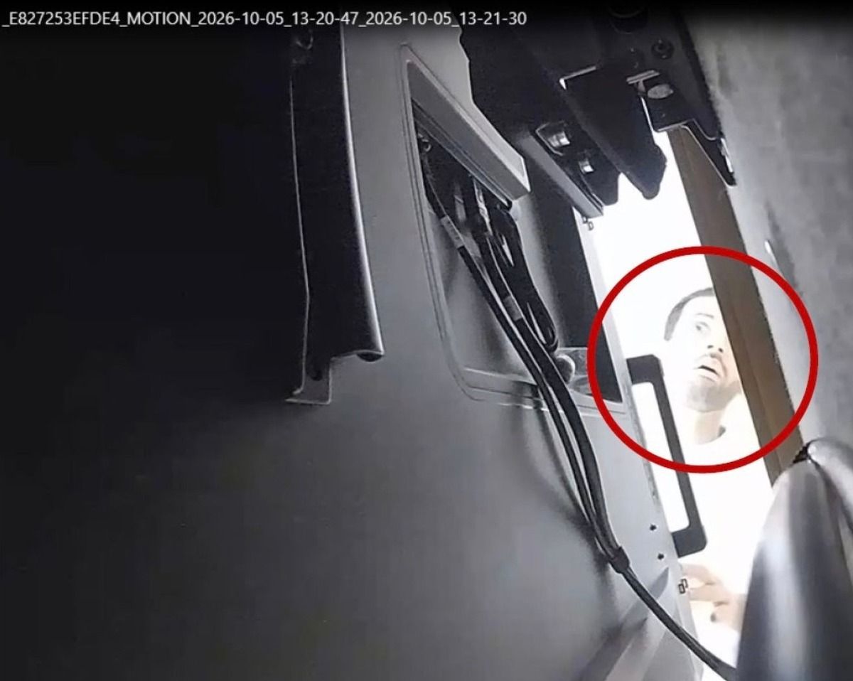 Captura de la cámara de seguridad que OpenAI dejó detrás del televisor, donde se ve a una persona mirando hacia el lugar del dispositivo