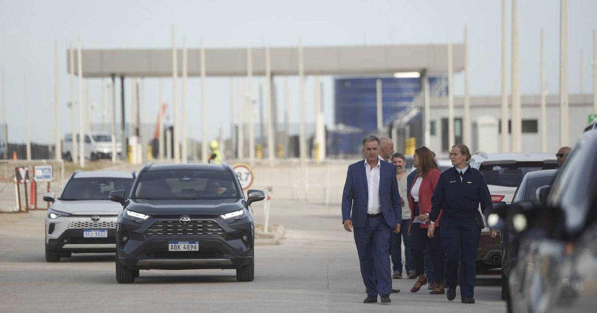 El presidente uruguayo Yamandú Orsi camina junto a autoridades durante una visita a las obras de un centro de datos en Canelones