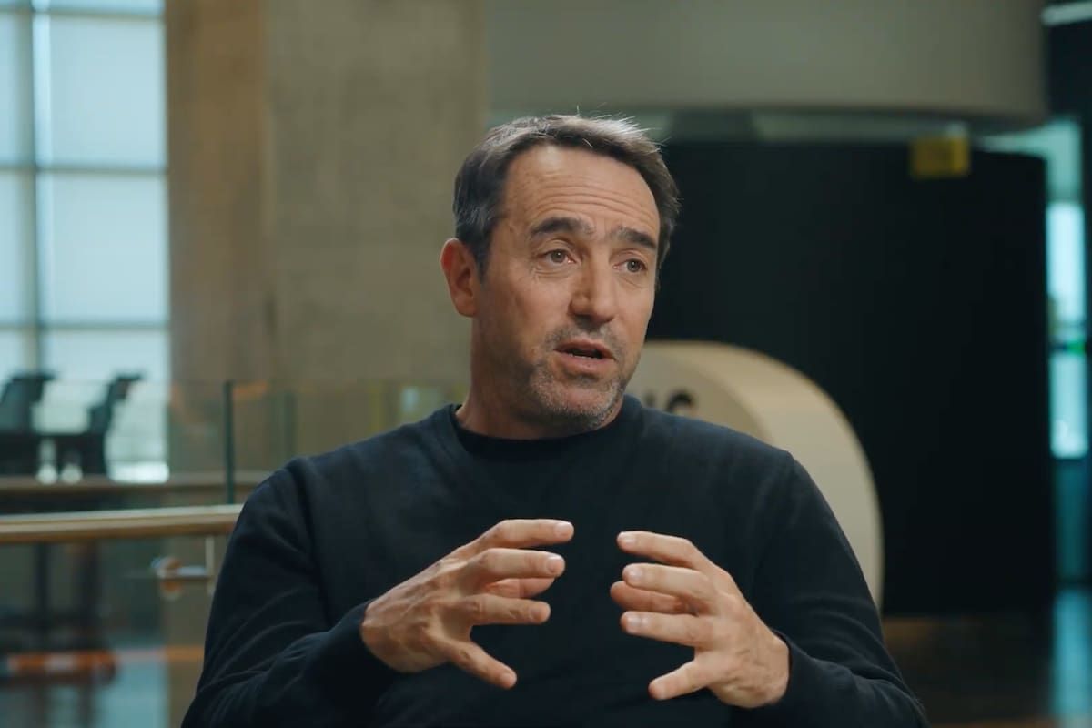 Marcos Galperin, de suéter negro, habla y gesticula con las manos durante una entrevista en una oficina