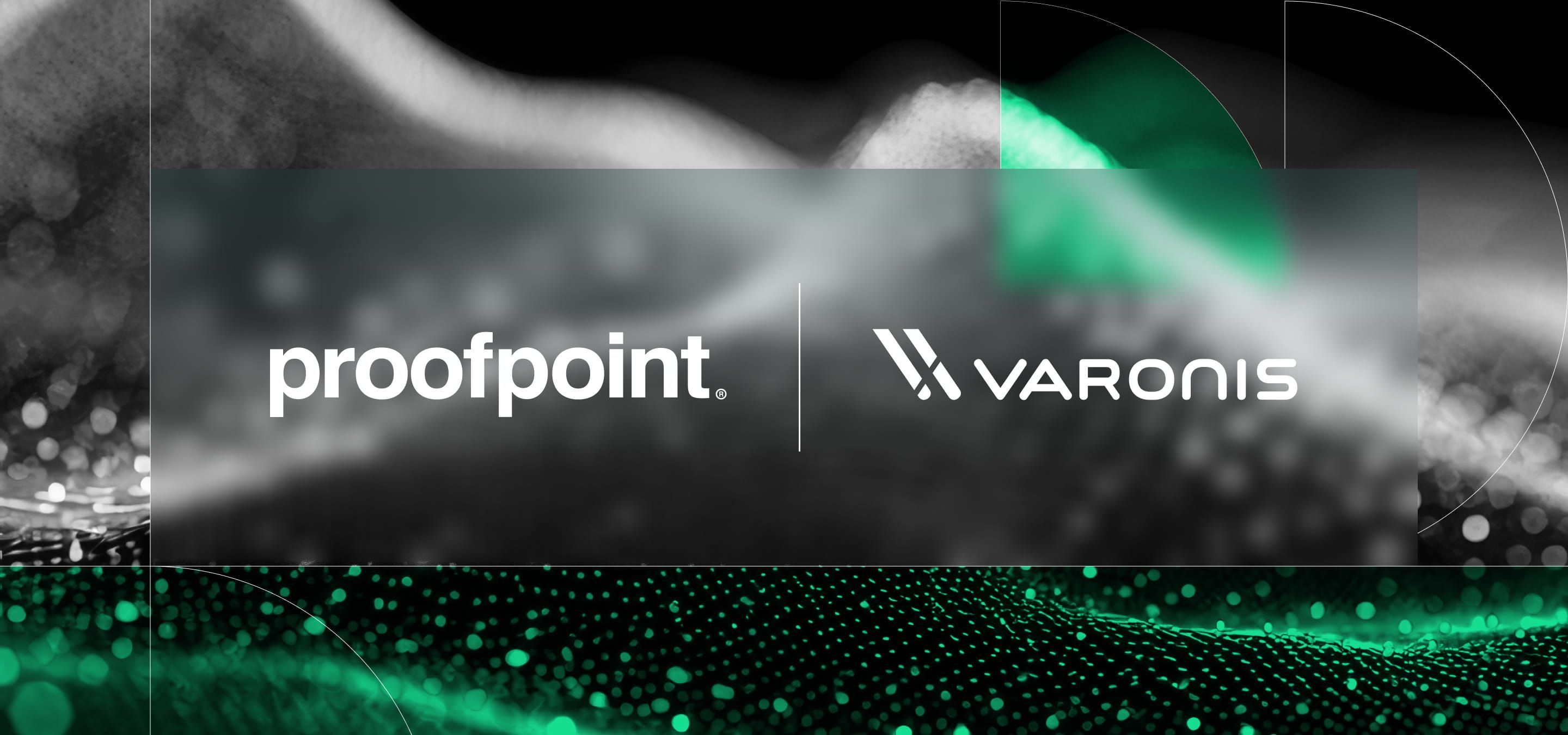 Logotipos de Proofpoint y Varonis, separados por una línea vertical, sobre un fondo oscuro con puntos de luz verdes