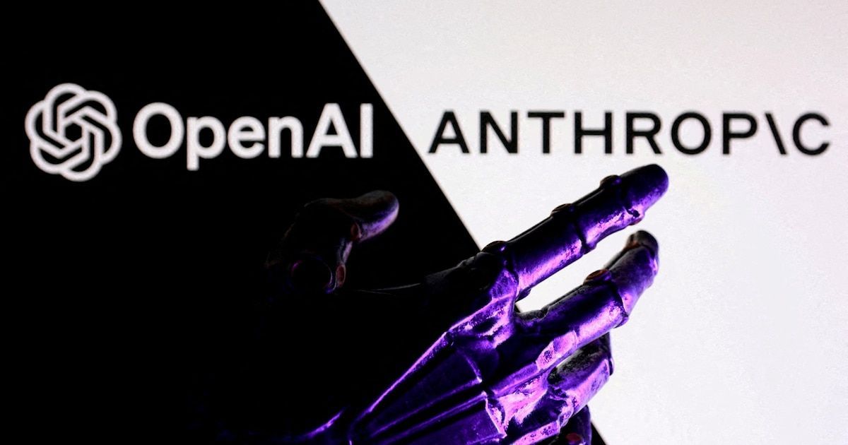 Una mano esquelética de aspecto robótico, con luz violeta, frente a los logotipos de OpenAI y Anthropic sobre fondo dividido en negro y blanco