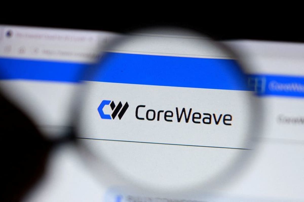 Logotipo de CoreWeave en la pantalla de un navegador, visto a través de una lupa
