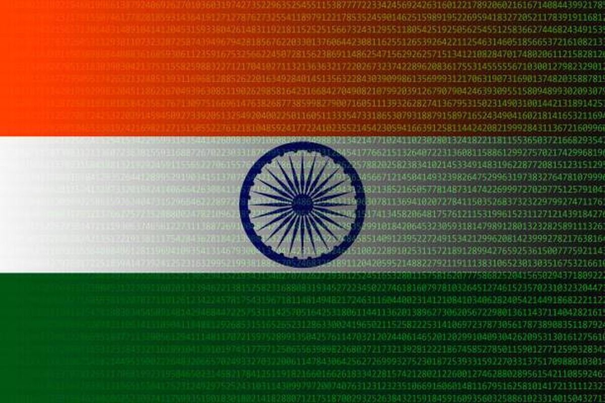 Bandera de India con la rueda azul en el centro, cubierta por columnas de números que simulan código informático