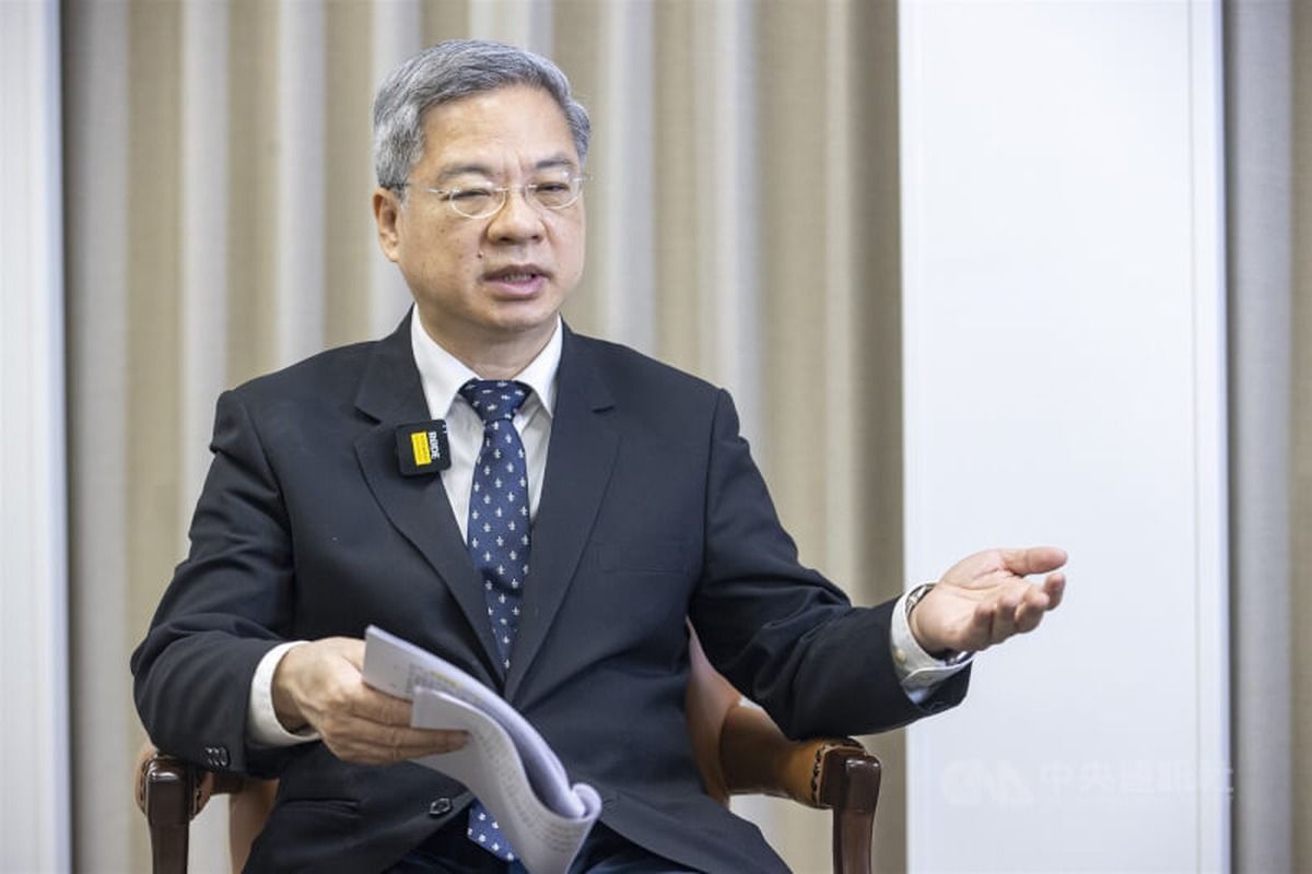 El ministro de Economía de Taiwán, Kung Ming-hsin, de traje oscuro y anteojos, habla sentado con unos papeles en la mano