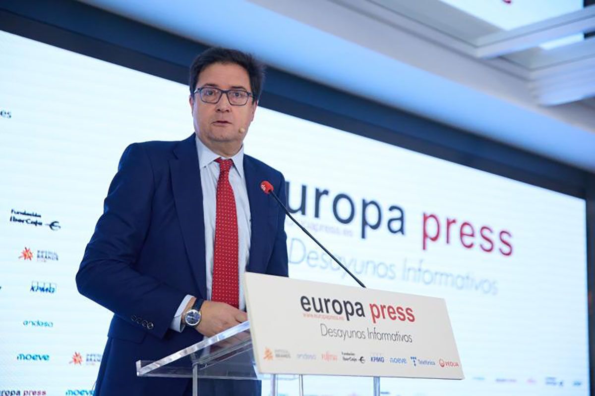 El ministro para la Transformación Digital de España, Óscar López, habla en un atril durante un desayuno informativo