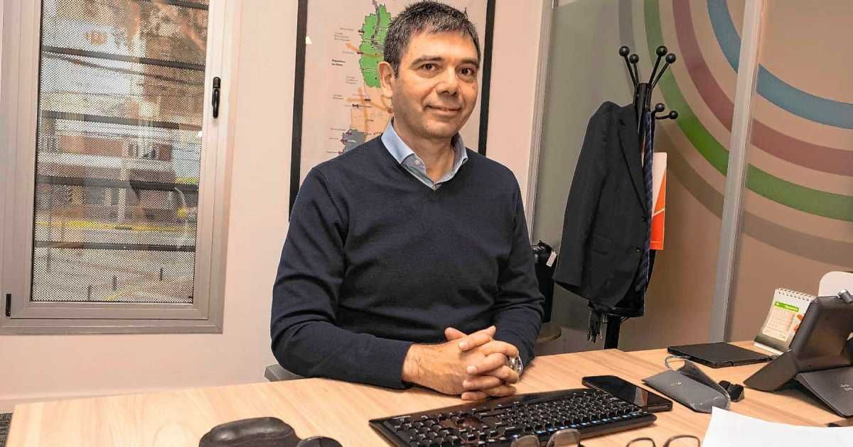 El ministro de Energía de Neuquén, Gustavo Medele, sentado frente a su escritorio, con un mapa de la provincia en la pared