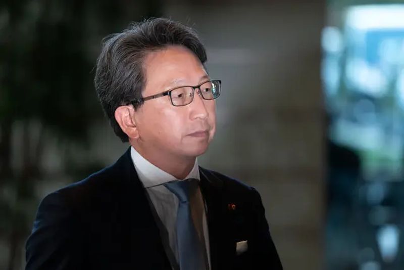 Masaaki Taira, dirigente del partido gobernante de Japón, con traje oscuro y anteojos
