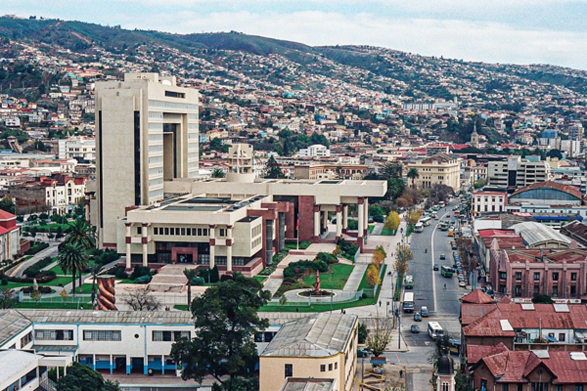 Vista aérea del edificio del Congreso Nacional de Chile en Valparaíso, con los cerros de la ciudad al fondo