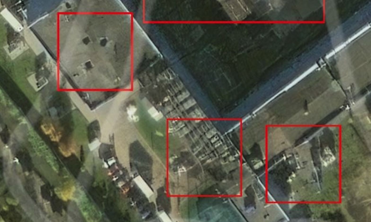 Imagen satelital del centro de datos de VK cerca de San Petersburgo con recuadros rojos que marcan los daños en el techo y en instalaciones vecinas tras el ataque con drones