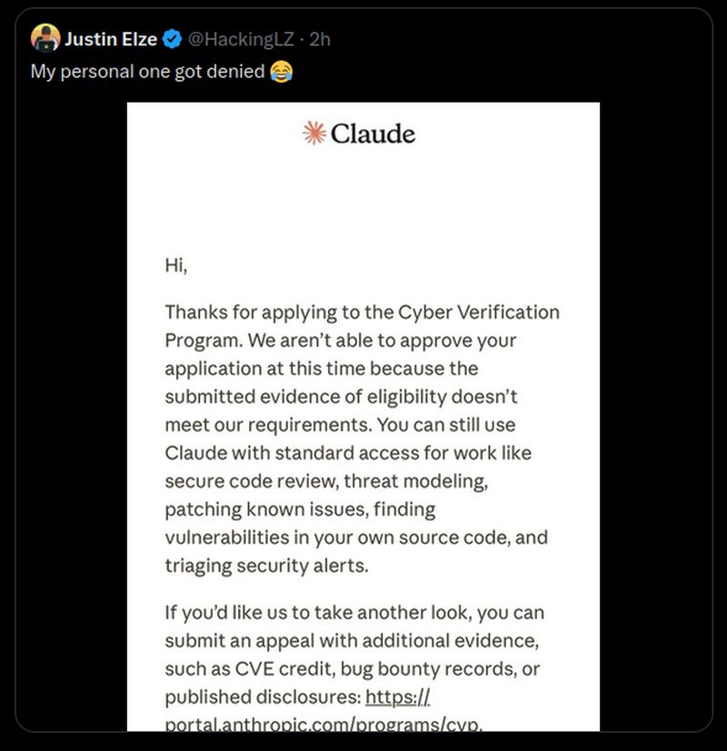 Publicación de Justin Elze en X con el correo de Anthropic que rechaza su solicitud al Cyber Verification Program por falta de evidencia y le ofrece apelar con créditos de CVE, bug bounty o divulgaciones