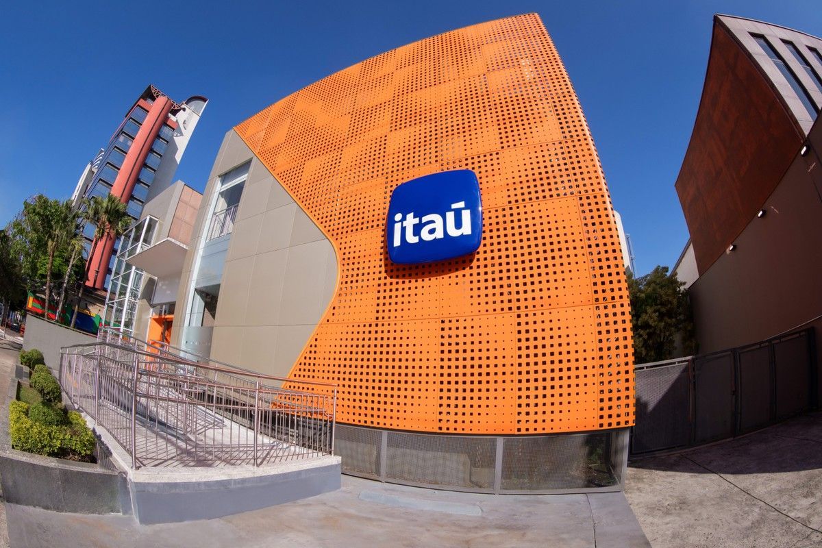 Fachada naranja de una agencia del banco Itaú con el logotipo azul de la marca