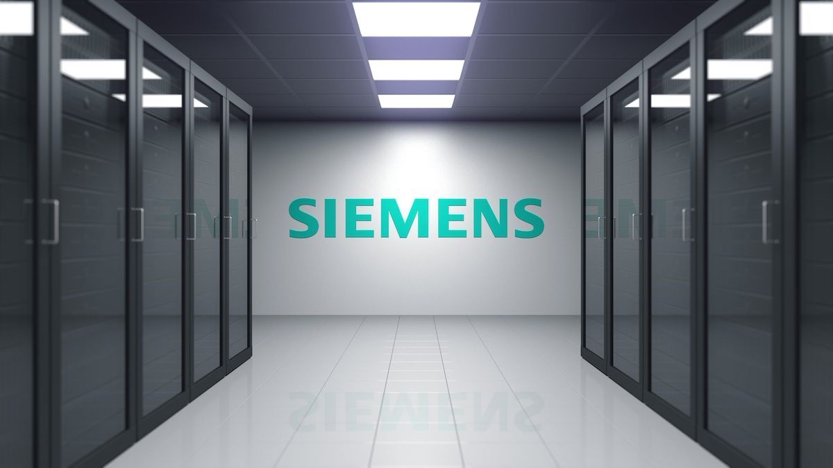 Logotipo de Siemens en la pared del fondo de un pasillo de centro de datos, entre dos filas de gabinetes de servidores