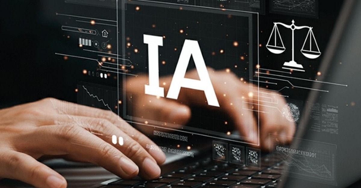 Manos sobre el teclado de una computadora portátil, con las letras IA y una balanza de la justicia superpuestas en una pantalla virtual