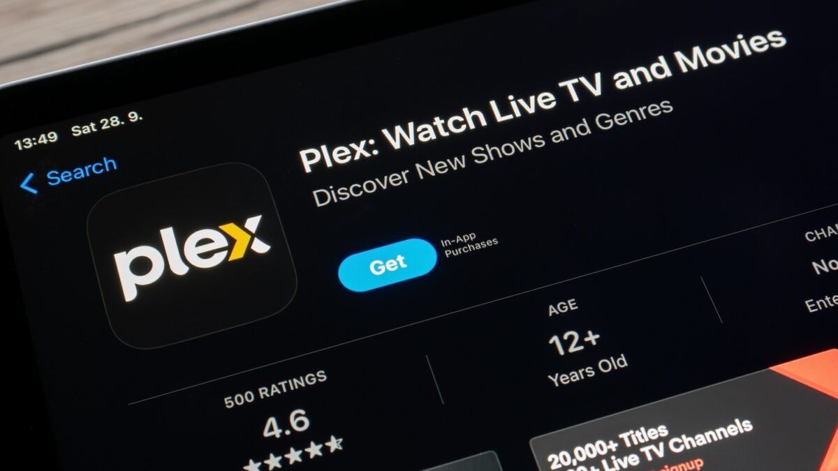 Pantalla de una tableta con la ficha de la aplicación de Plex en la tienda de aplicaciones, con el logo de Plex en blanco y amarillo