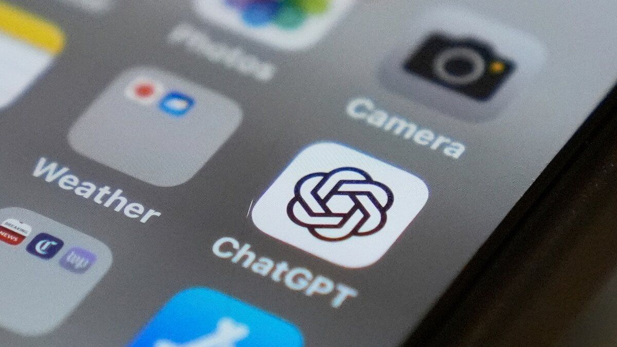 Ícono de la aplicación ChatGPT en la pantalla de un celular