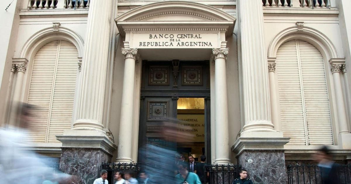 Fachada del Banco Central de la República Argentina, con personas caminando frente a la entrada