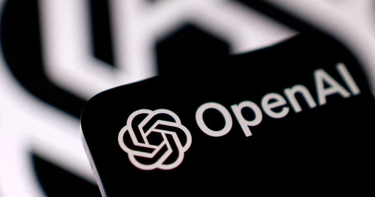 Logo de OpenAI en la pantalla de un celular