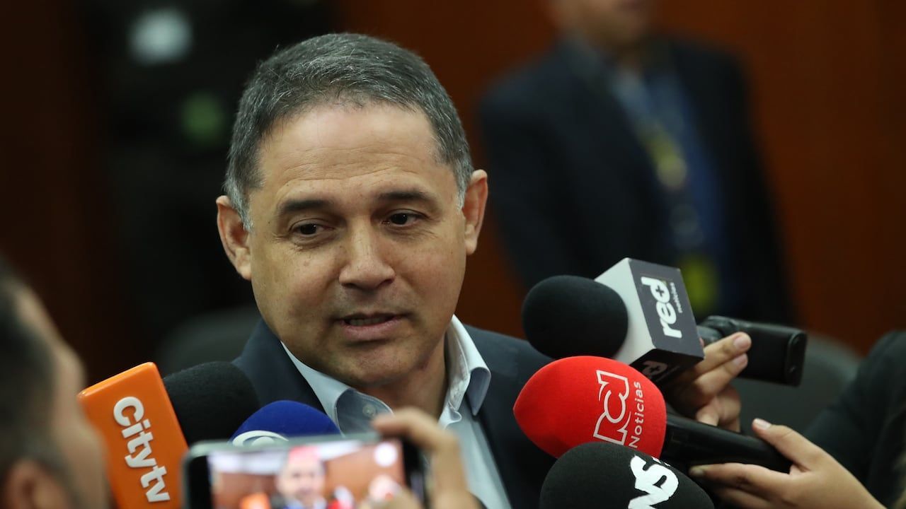 Honorio Henríquez habla ante micrófonos de varios medios en el Congreso de Colombia