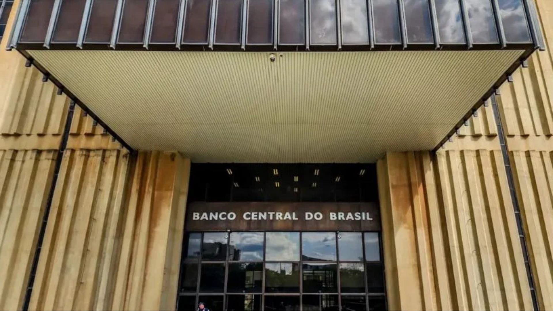 Entrada de la sede del Banco Central de Brasil en Brasilia, con el nombre de la institución sobre la puerta