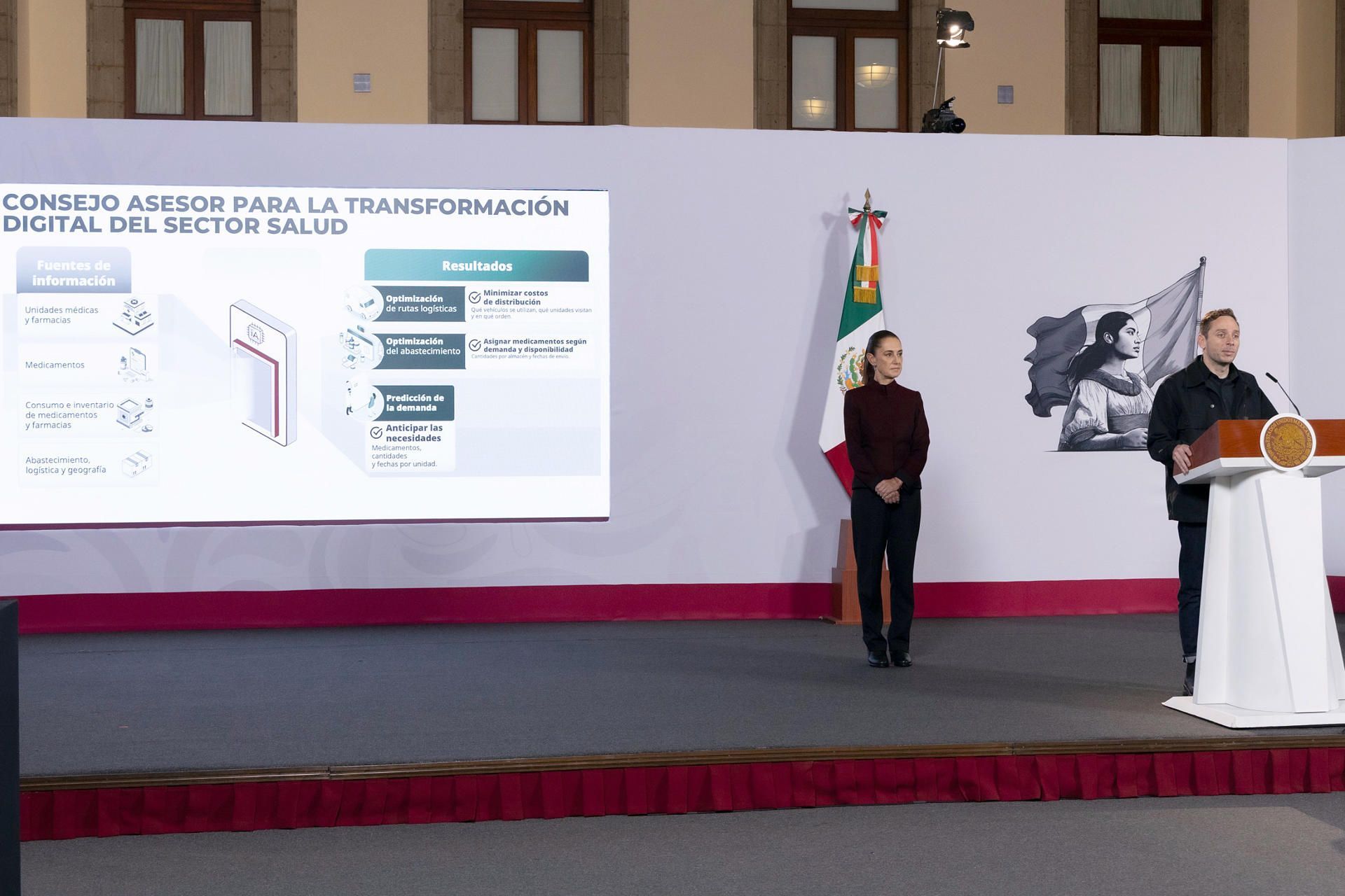 Claudia Sheinbaum escucha a Eduardo Clark, que presenta en un atril el Consejo Asesor para la Transformación Digital del Sector Salud en el Palacio Nacional