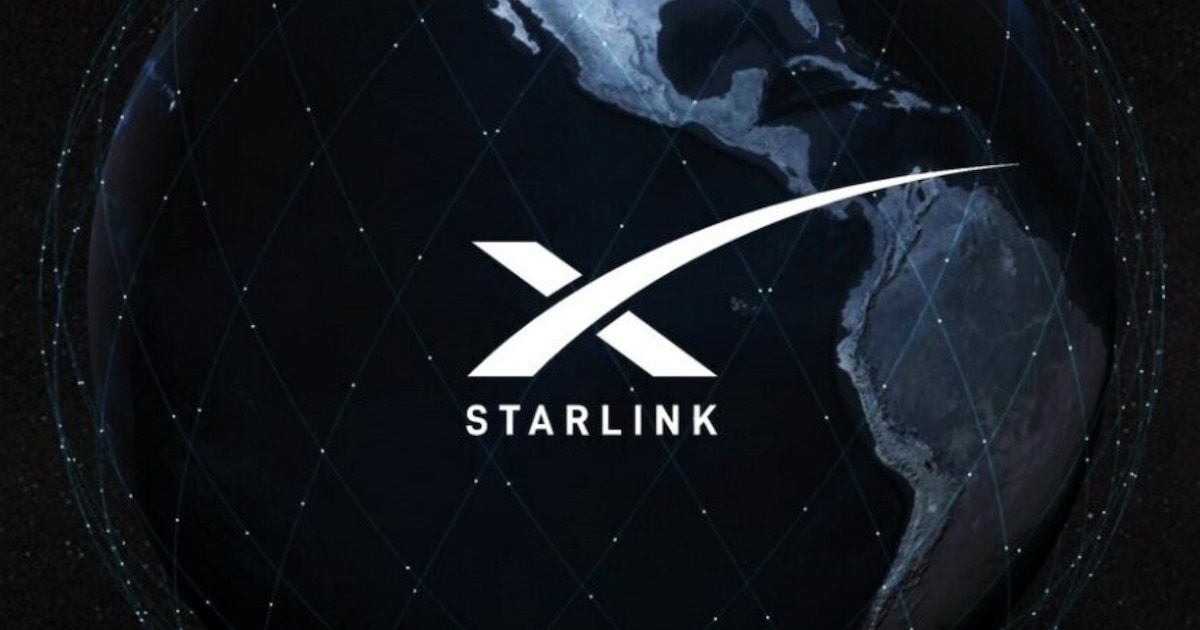 Logo blanco de Starlink, con un símbolo de X estilizado y el texto STARLINK debajo, sobre un globo terráqueo oscuro que muestra América, con finas líneas azules que representan órbitas satelitales y fondo negro.