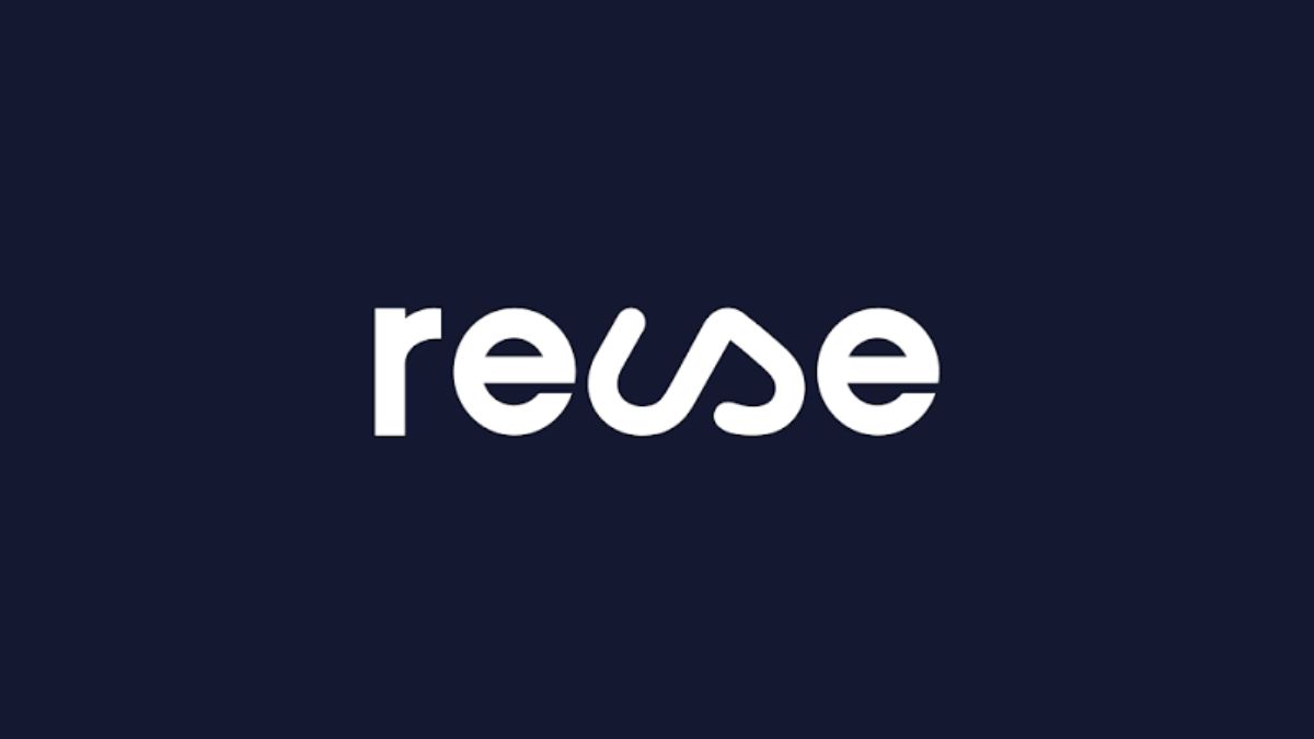 Logotipo de Reuse en letras blancas minúsculas y redondeadas sobre un fondo azul marino oscuro. La letra u se funde con la s en una forma continua que sugiere un ciclo o un movimiento de retorno.