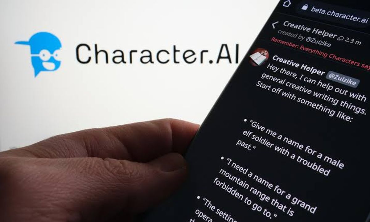 Mano que sostiene un teléfono con un chat de Character.AI abierto, con el logo de la empresa de fondo