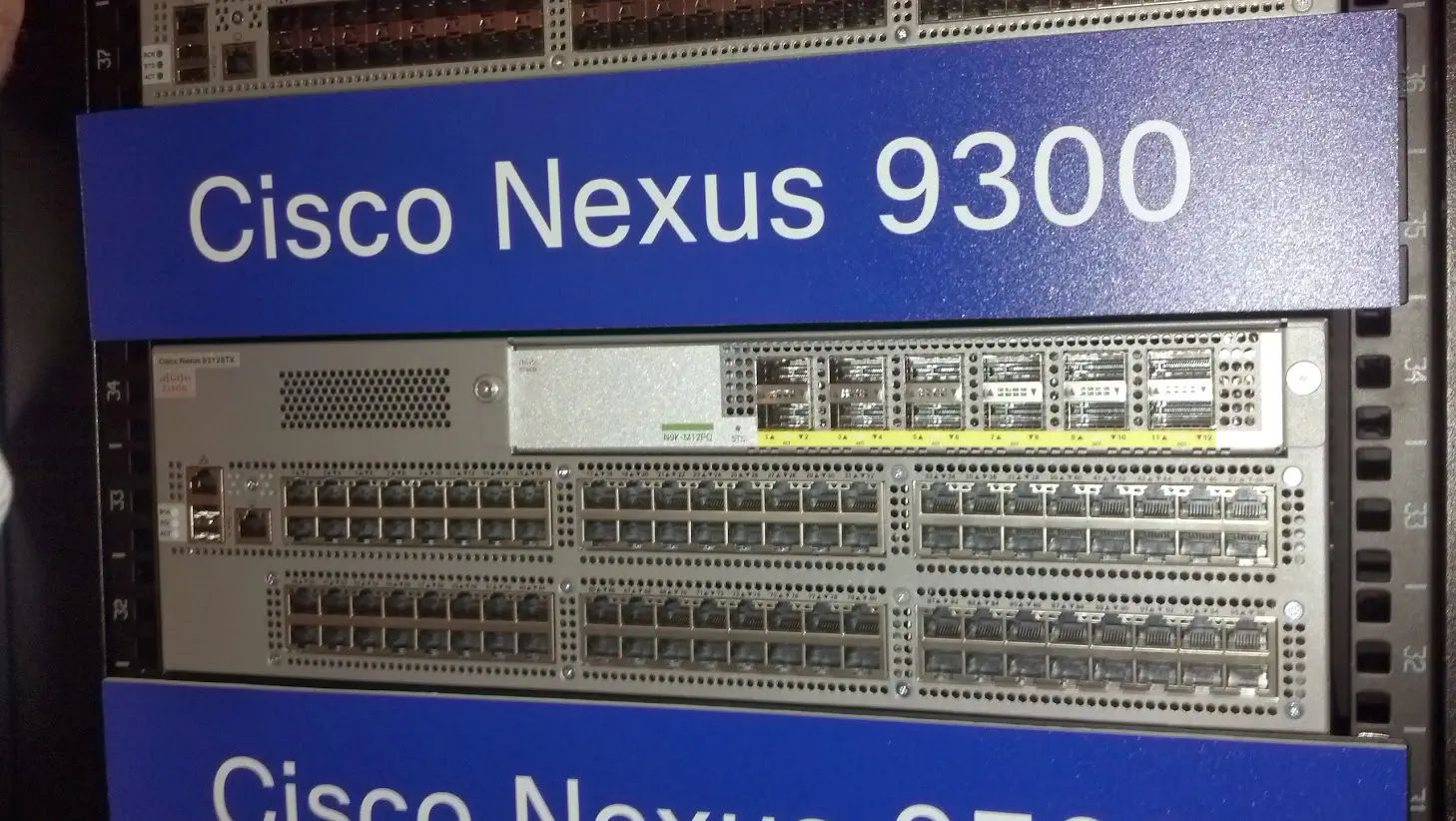 Switch Cisco Nexus 9300 montado en un rack, con sus puertos de red a la vista