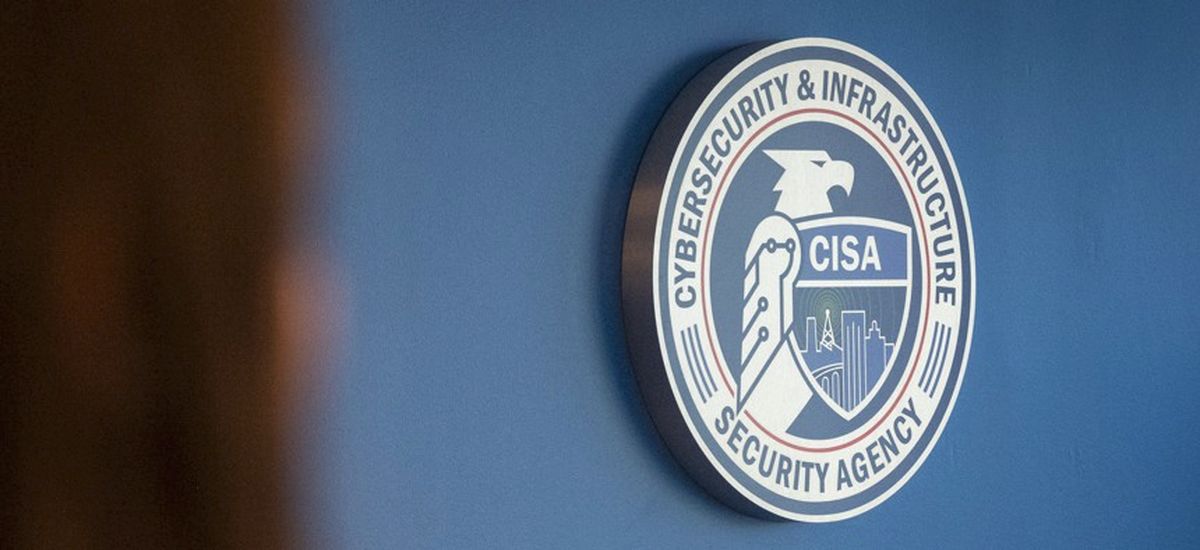 Emblema de la Agencia de Ciberseguridad y Seguridad de Infraestructura de EE. UU. (CISA) en una pared azul