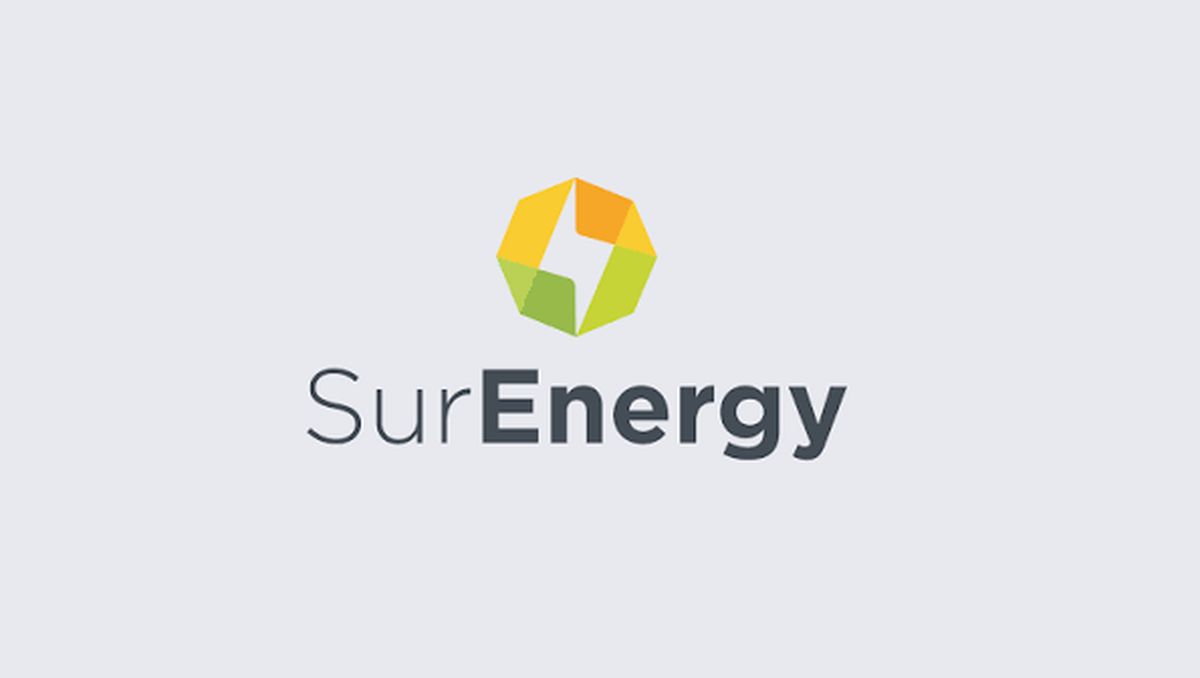 Logo de SurEnergy, un octógono de colores amarillo, naranja y verde sobre fondo gris claro