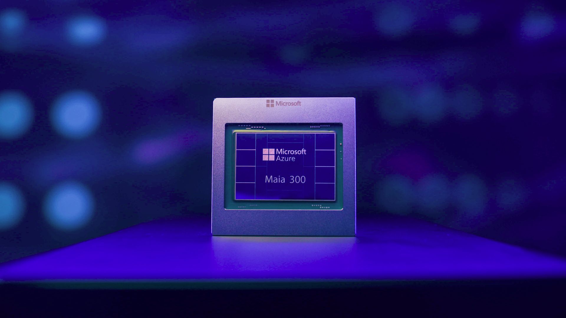 El chip Maia 300 de Microsoft, con los logos de Microsoft y Azure grabados, sobre una superficie iluminada en violeta