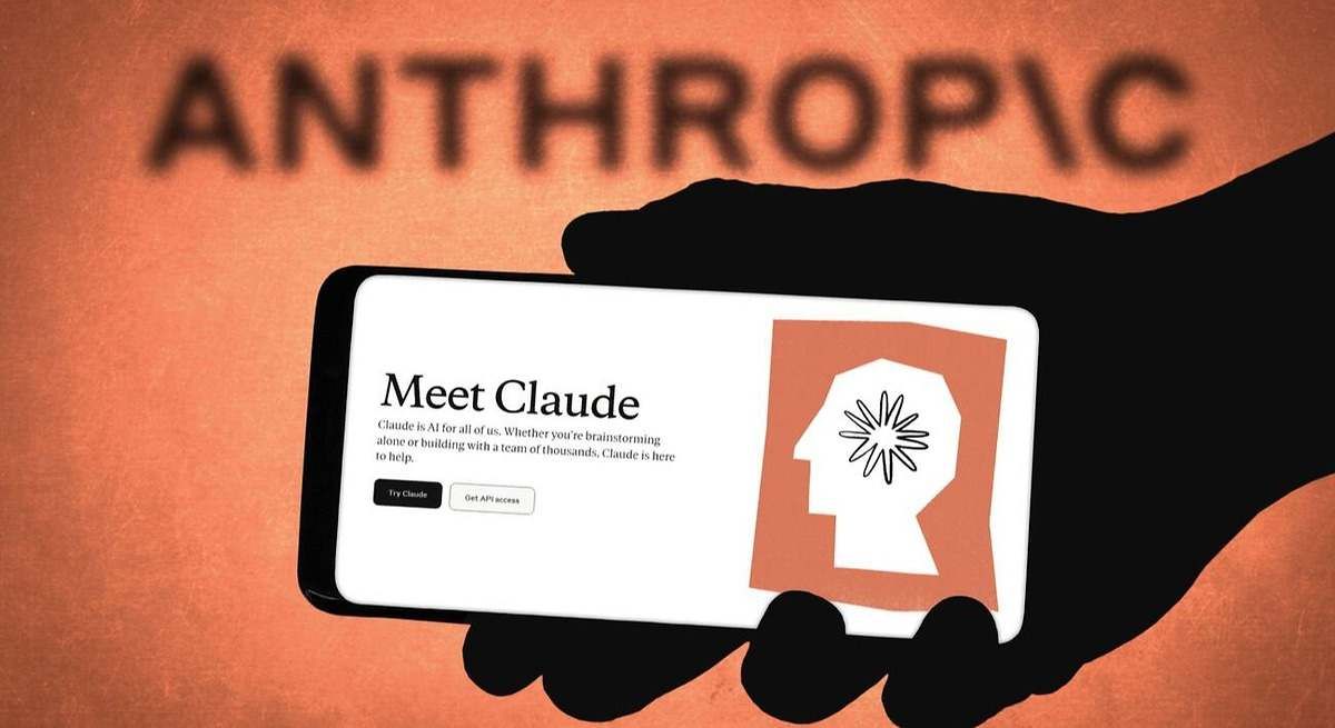 Ilustración de una mano en silueta que sostiene un celular con la página de bienvenida de Claude, frente a un fondo naranja con el nombre Anthropic desenfocado