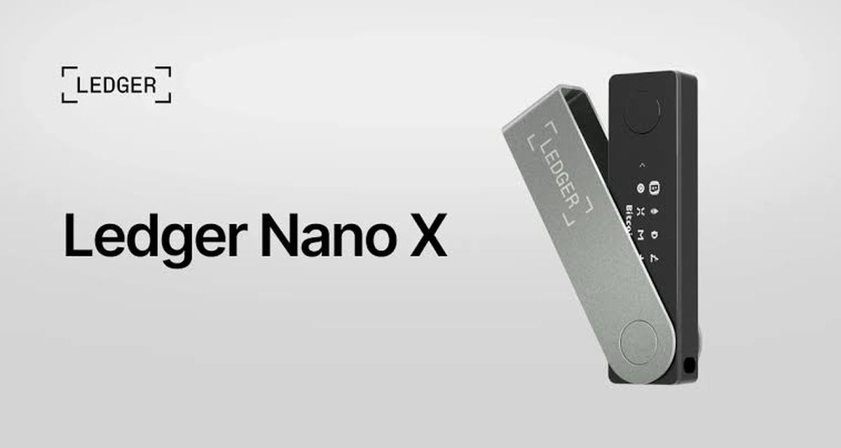 Imagen promocional de la billetera física Ledger Nano X, un dispositivo metálico con pantalla y botones, junto al logo de Ledger sobre fondo gris claro